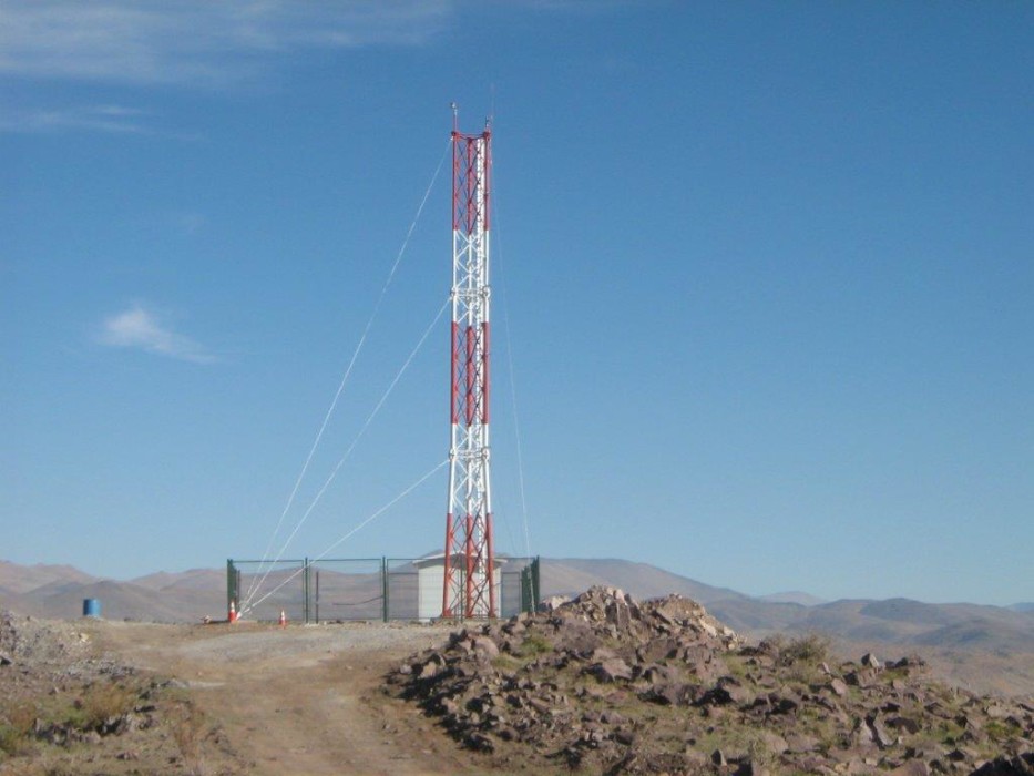 torre autosoportada con vientos